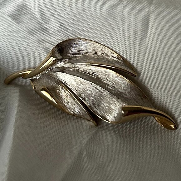 Hobe Vintage Leaf Brooch - Picture 3 of 5